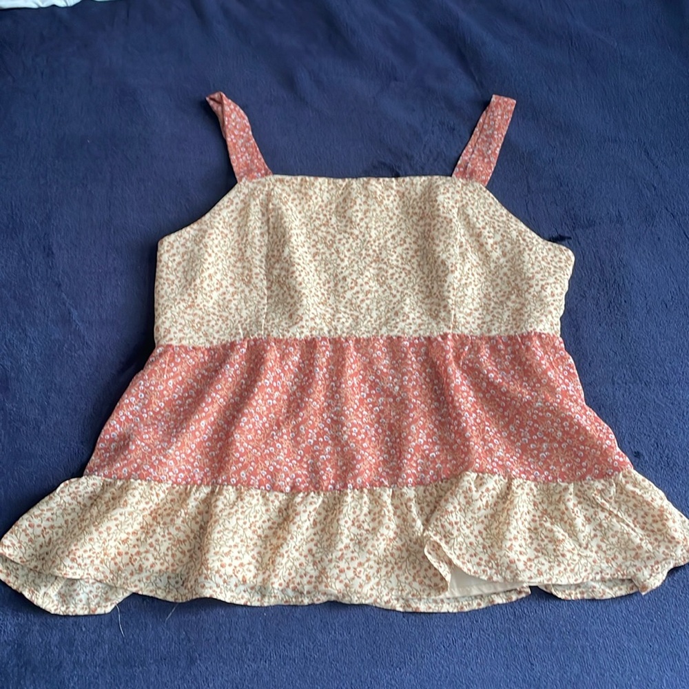 A Anthropologie Paper crane Floral Tank top. Size Medium. Colors Cream and Red.